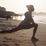 イヤホンを着けてランニング。安全には気をつけよう