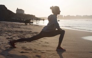 イヤホンを着けてランニング。安全には気をつけよう
