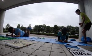 雨、ギリギリ、回避。